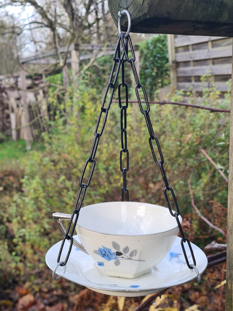 mangeoire blanche motifs floraux bleus