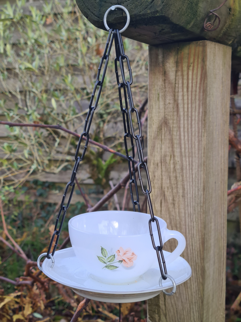 mangeoire blanche translucide et motif floral rose