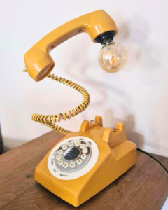 lampe téléphone jaune