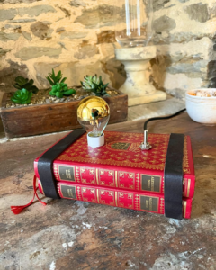 lampe avec deux livres