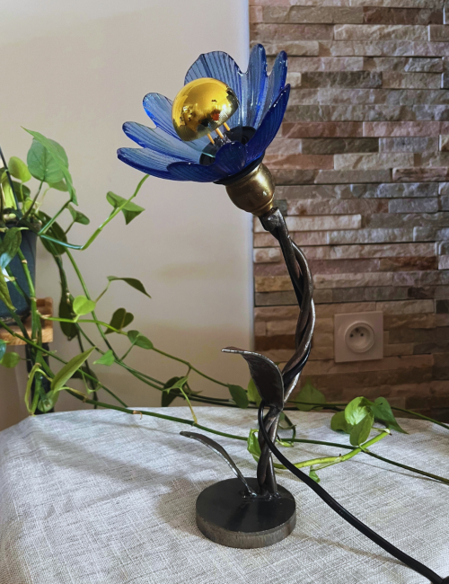 lampe fleur bleu foncée